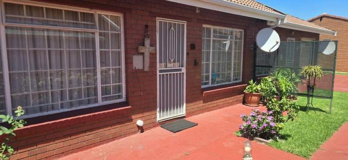 2 Bedroom Sectional Title for Sale For Sale in Van Dykpark - MR712430