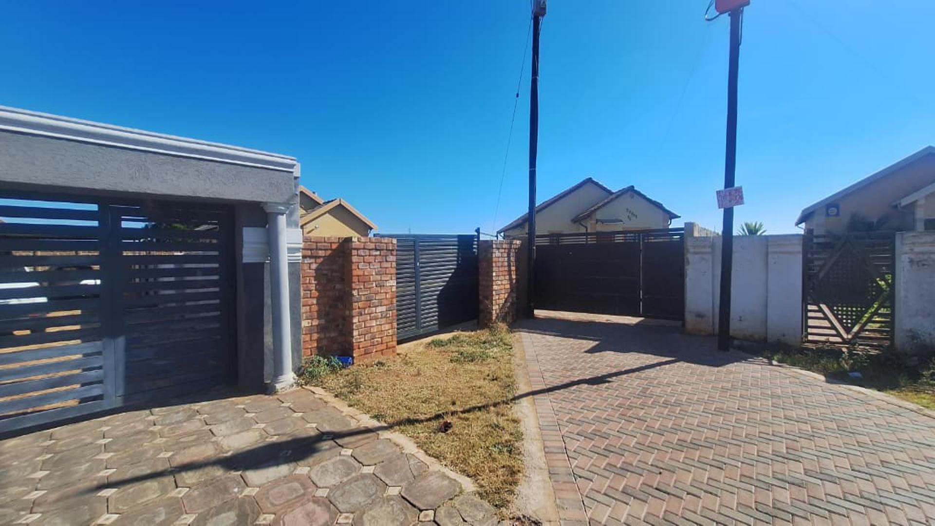 Front View of property in Protea Glen
