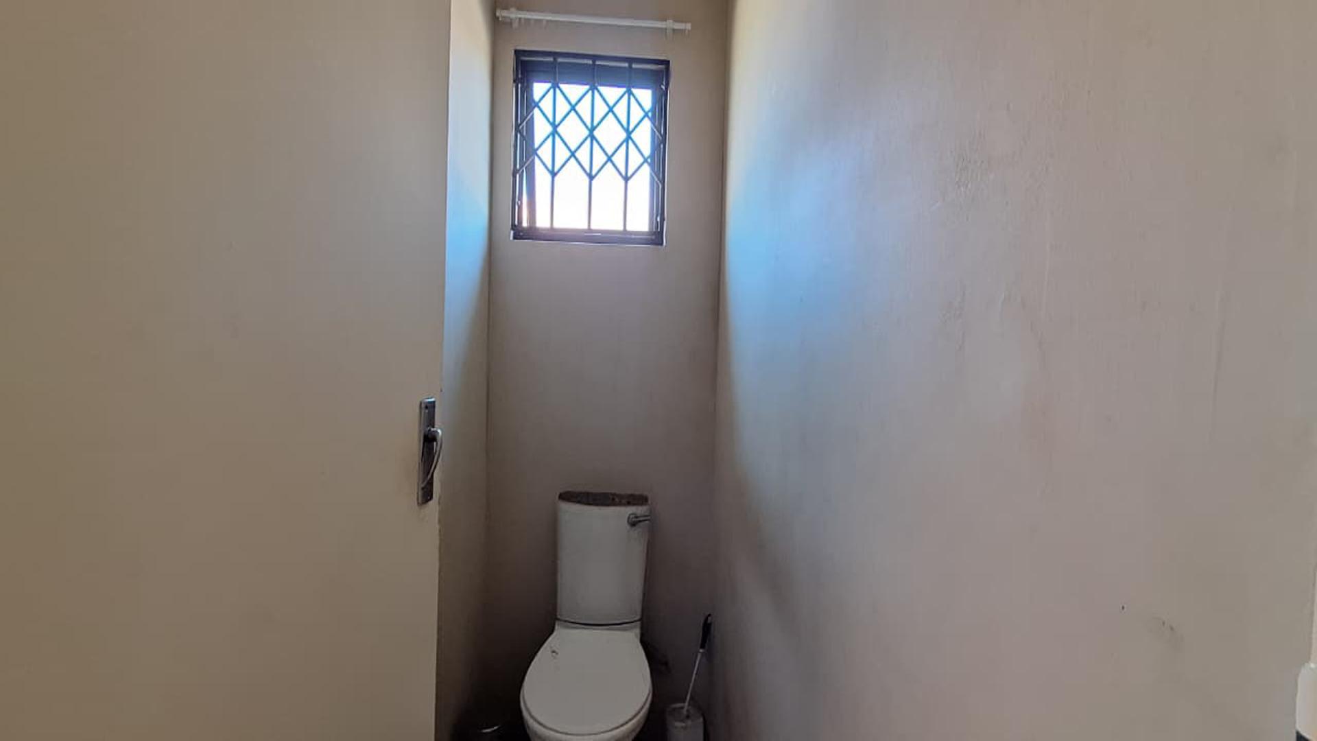 Bathroom 1 of property in Protea Glen