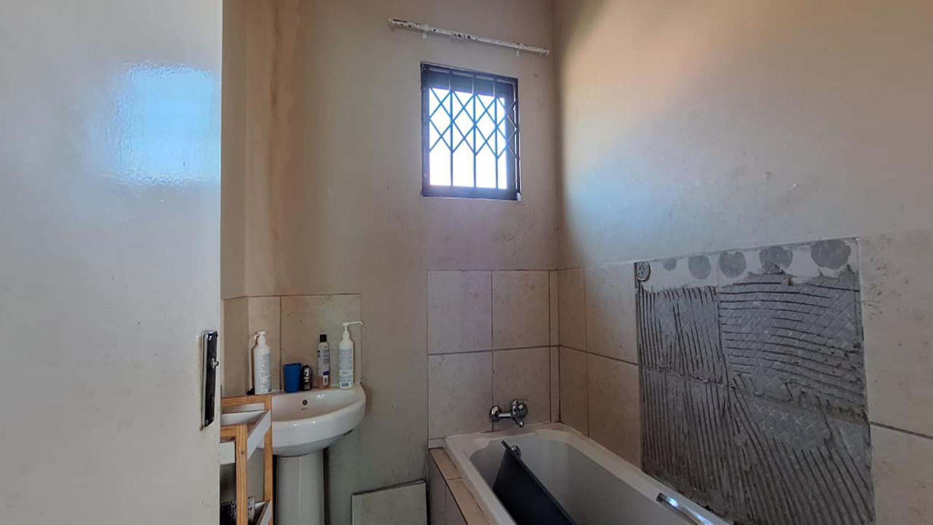 Bathroom 2 of property in Protea Glen
