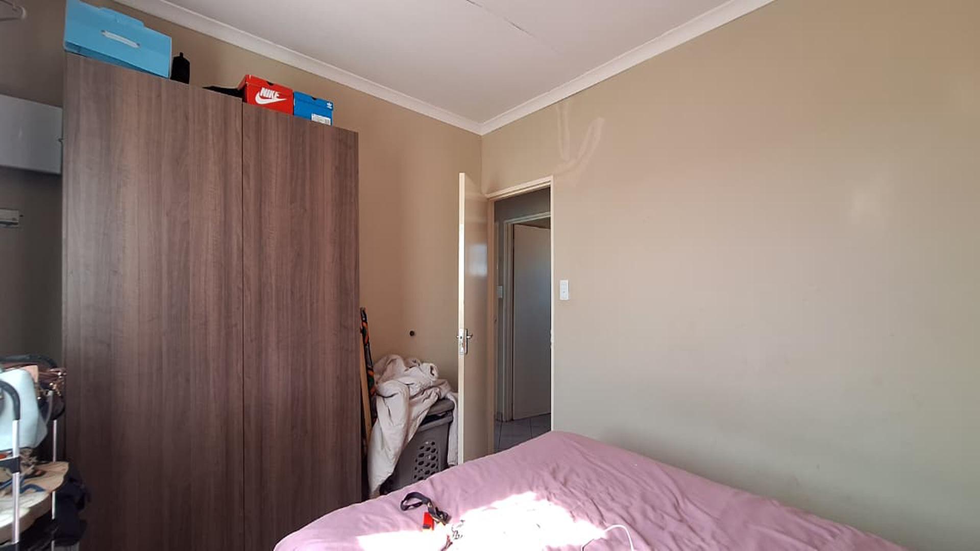 Bed Room 2 of property in Protea Glen