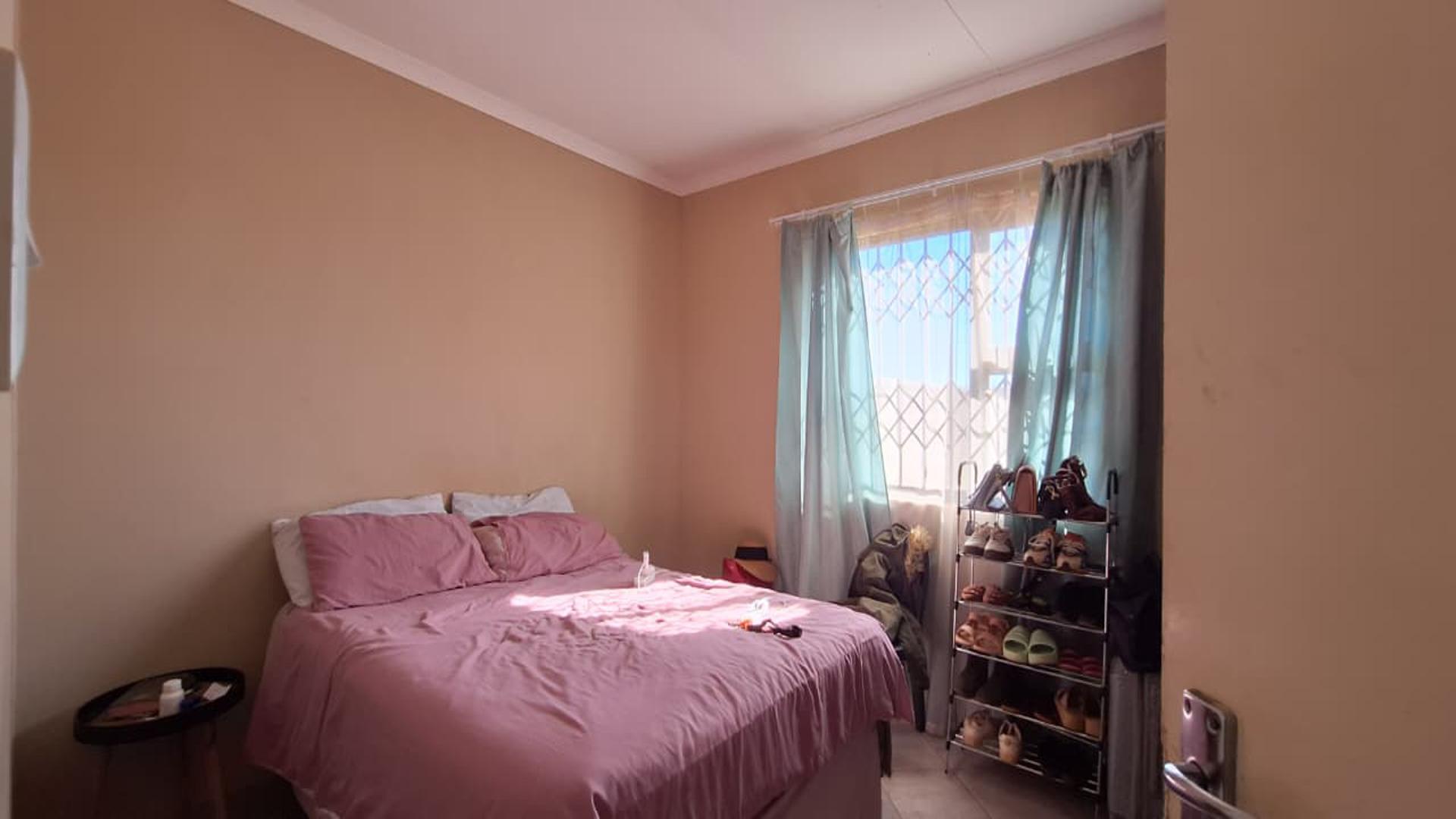 Bed Room 2 of property in Protea Glen