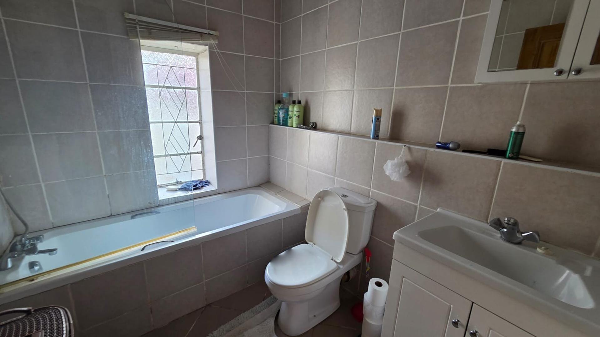 Bathroom 1 of property in Cathcart