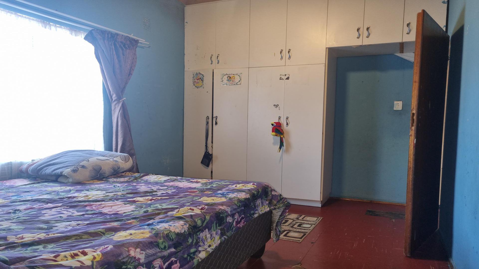 Bed Room 1 of property in Bombay Heights