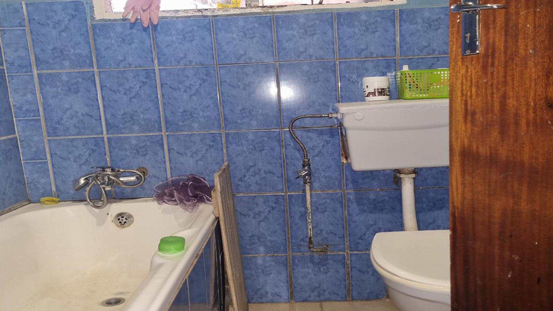 Bathroom 1 of property in Bombay Heights