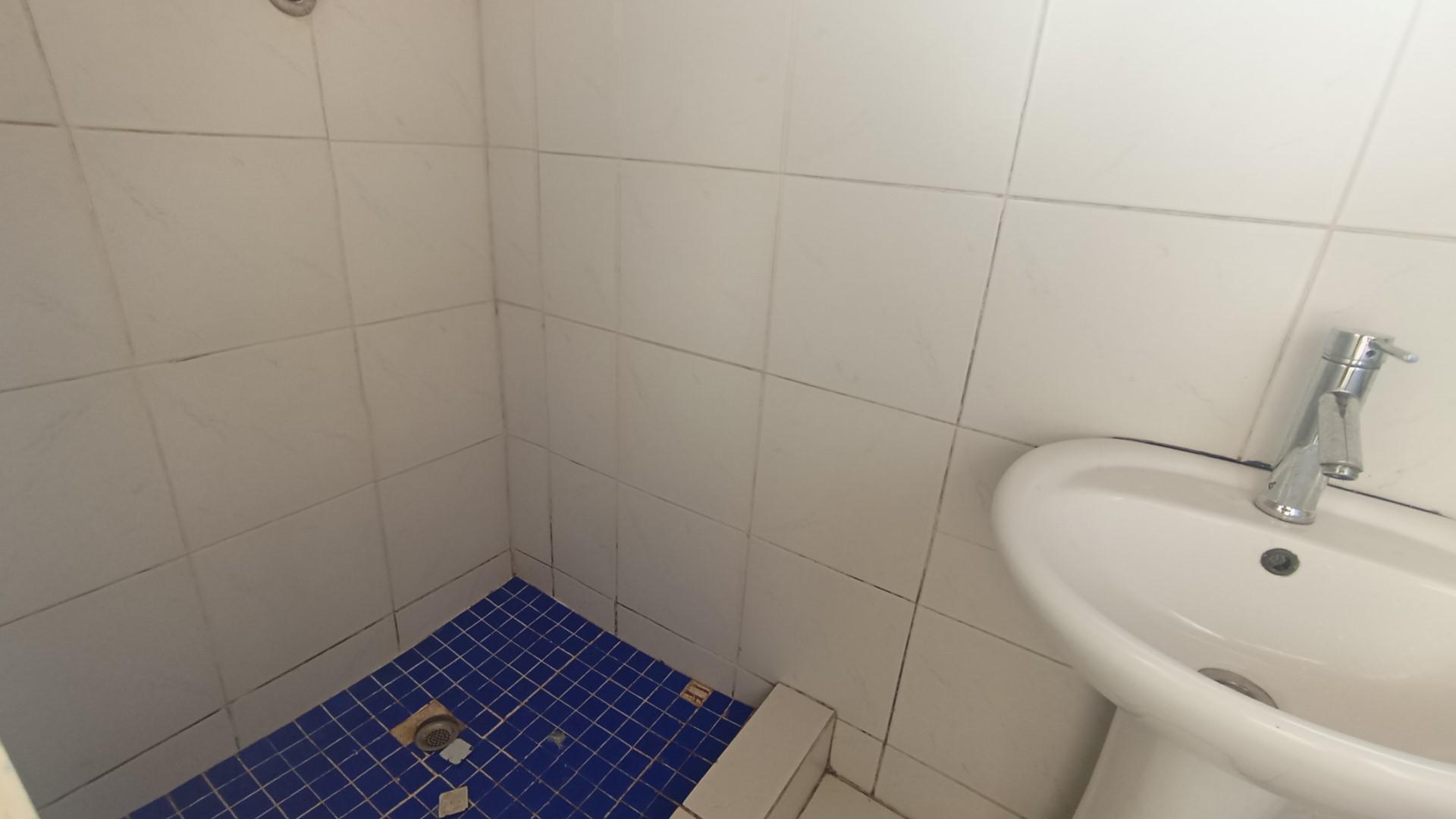 Main Bathroom - 2 square meters of property in Bombay Heights
