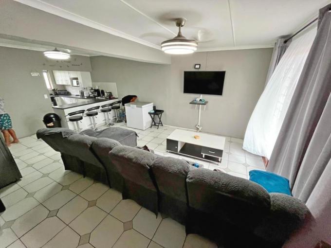 2 Bedroom Simplex for Sale For Sale in Winklespruit - MR712478