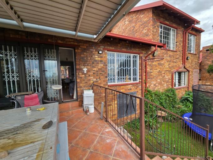 3 Bedroom Simplex for Sale For Sale in South Crest - MR712486