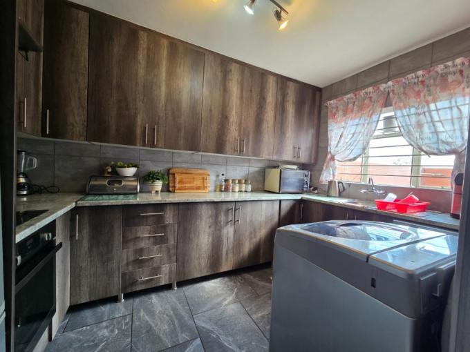 2 Bedroom Simplex for Sale For Sale in Raceview - MR712488