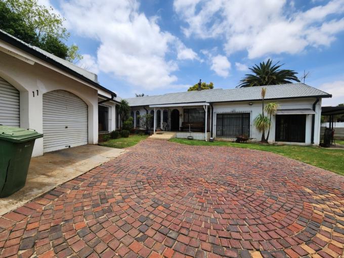 4 Bedroom House for Sale For Sale in Verwoerdpark - MR712491