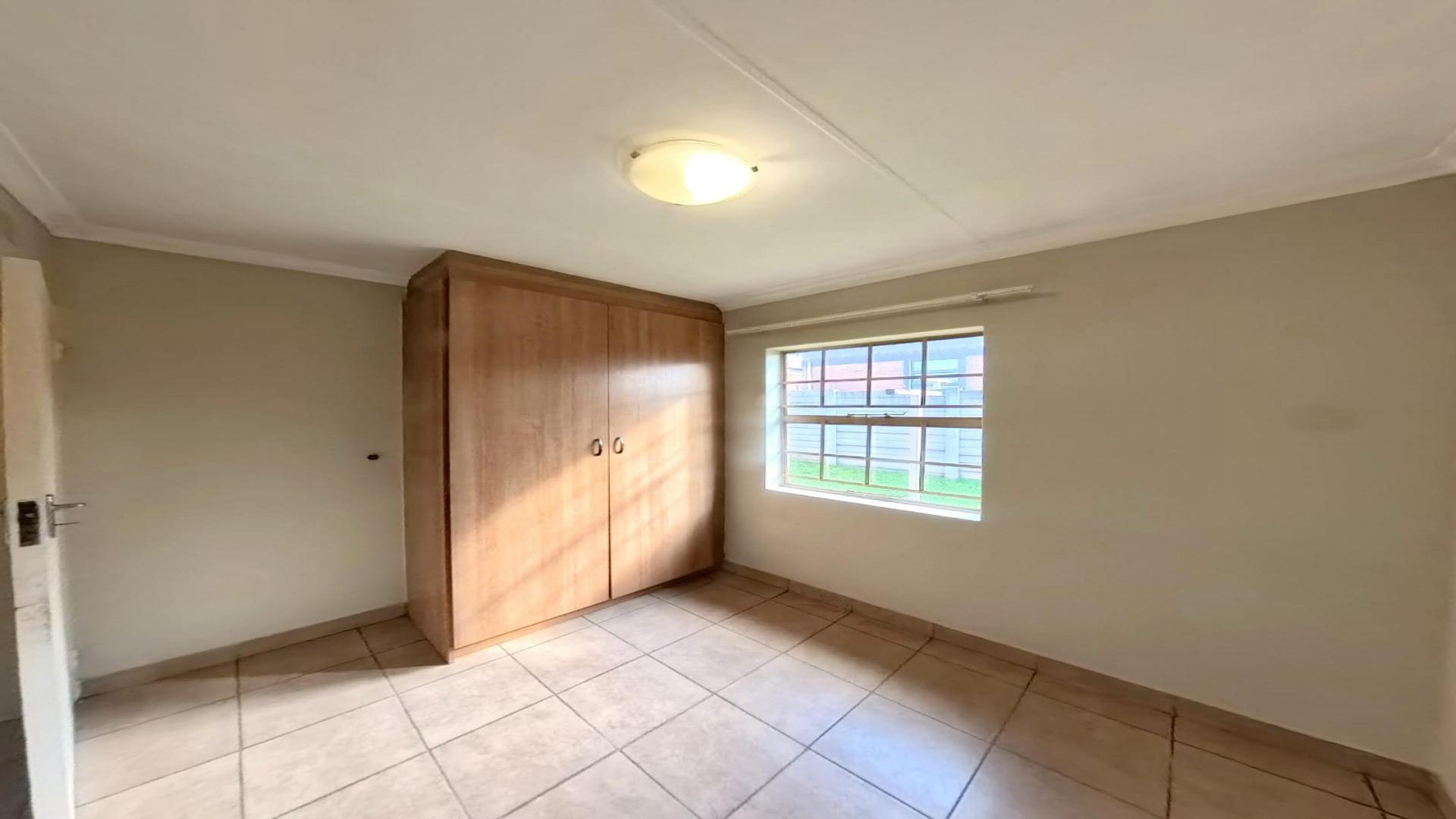 Bed Room 1 of property in Olievenhoutbos