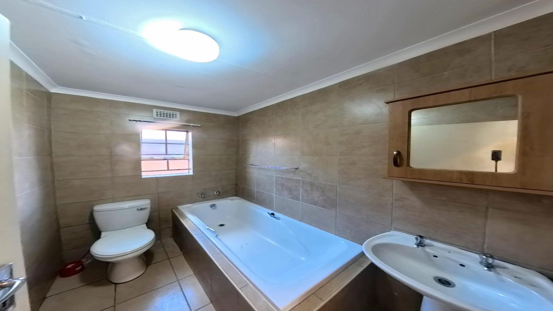 Bathroom 2 of property in Olievenhoutbos