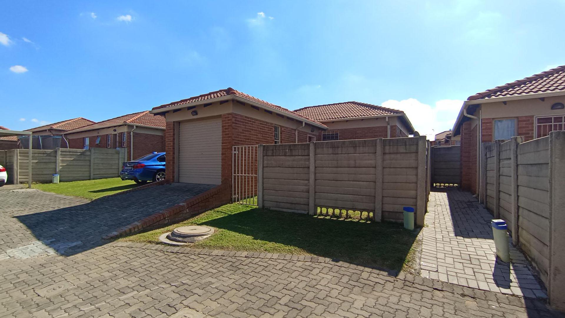 Front View of property in Olievenhoutbos