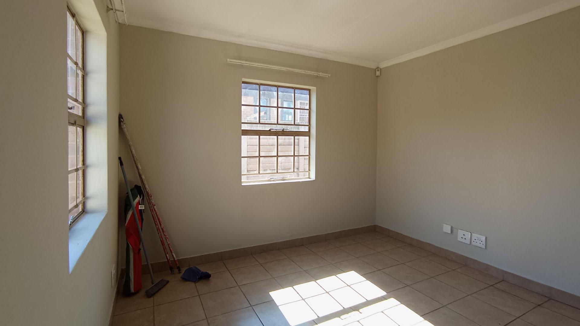 Lounges - 13 square meters of property in Olievenhoutbos
