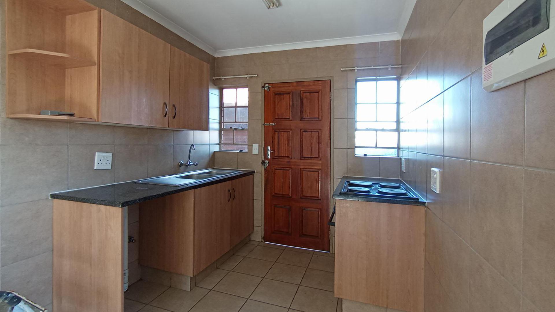Kitchen - 6 square meters of property in Olievenhoutbos