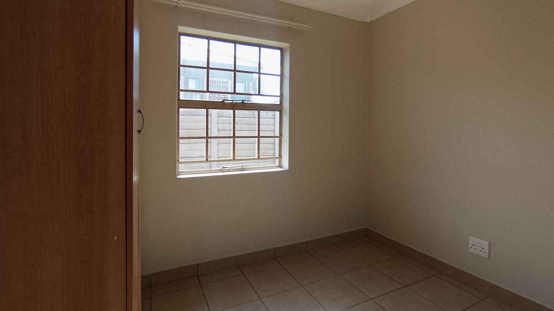 Bed Room 1 - 7 square meters of property in Olievenhoutbos