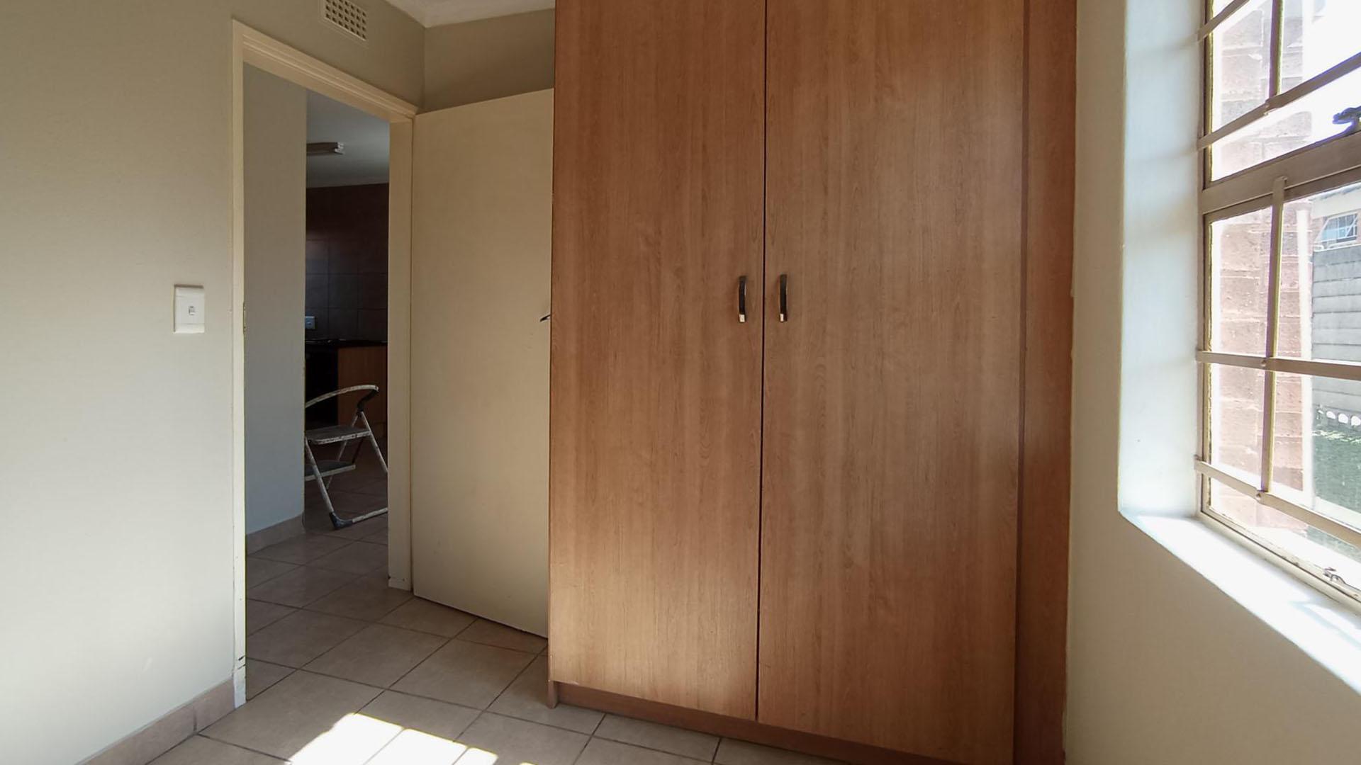 Bed Room 1 - 7 square meters of property in Olievenhoutbos