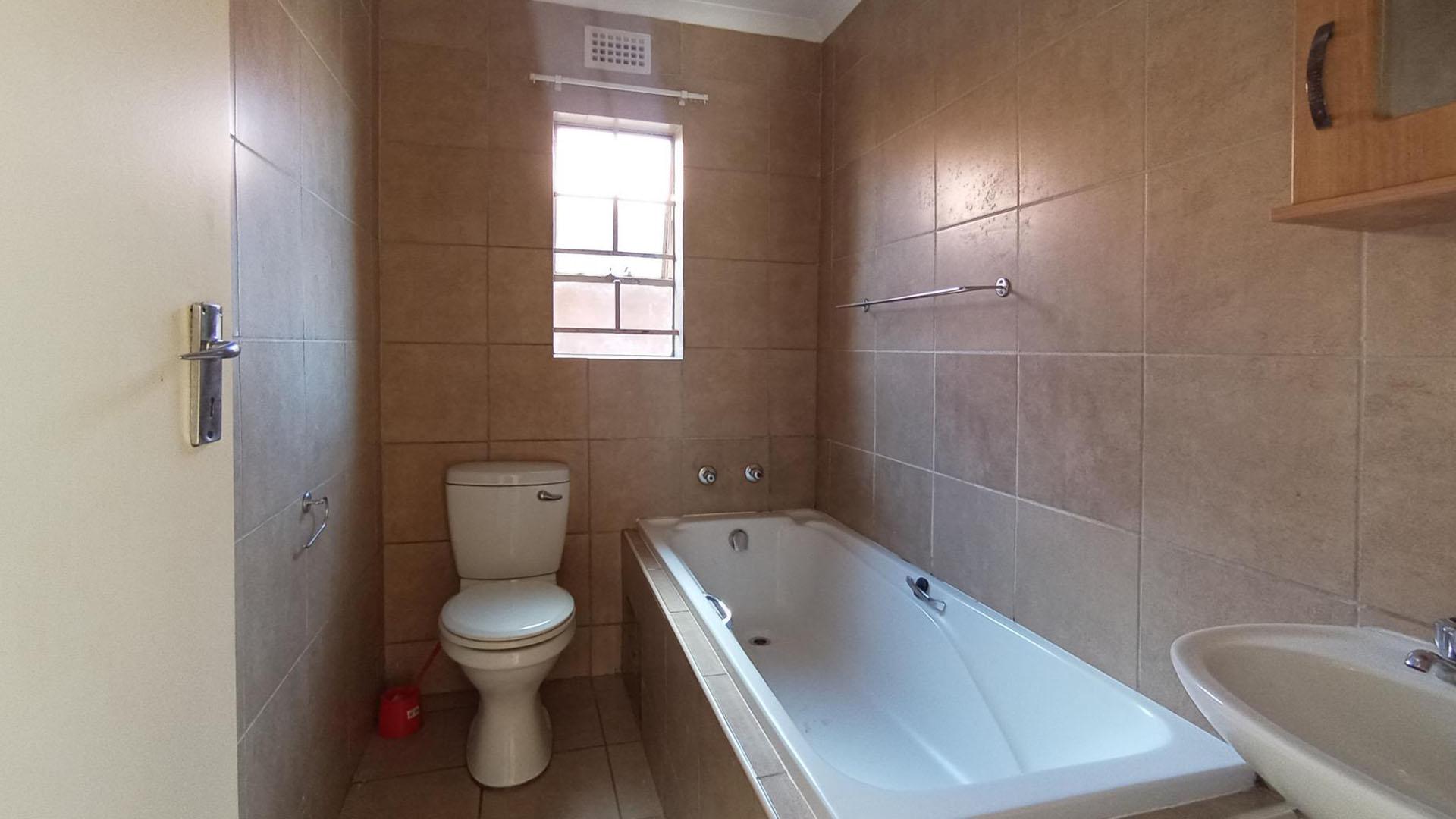 Bathroom 1 - 4 square meters of property in Olievenhoutbos