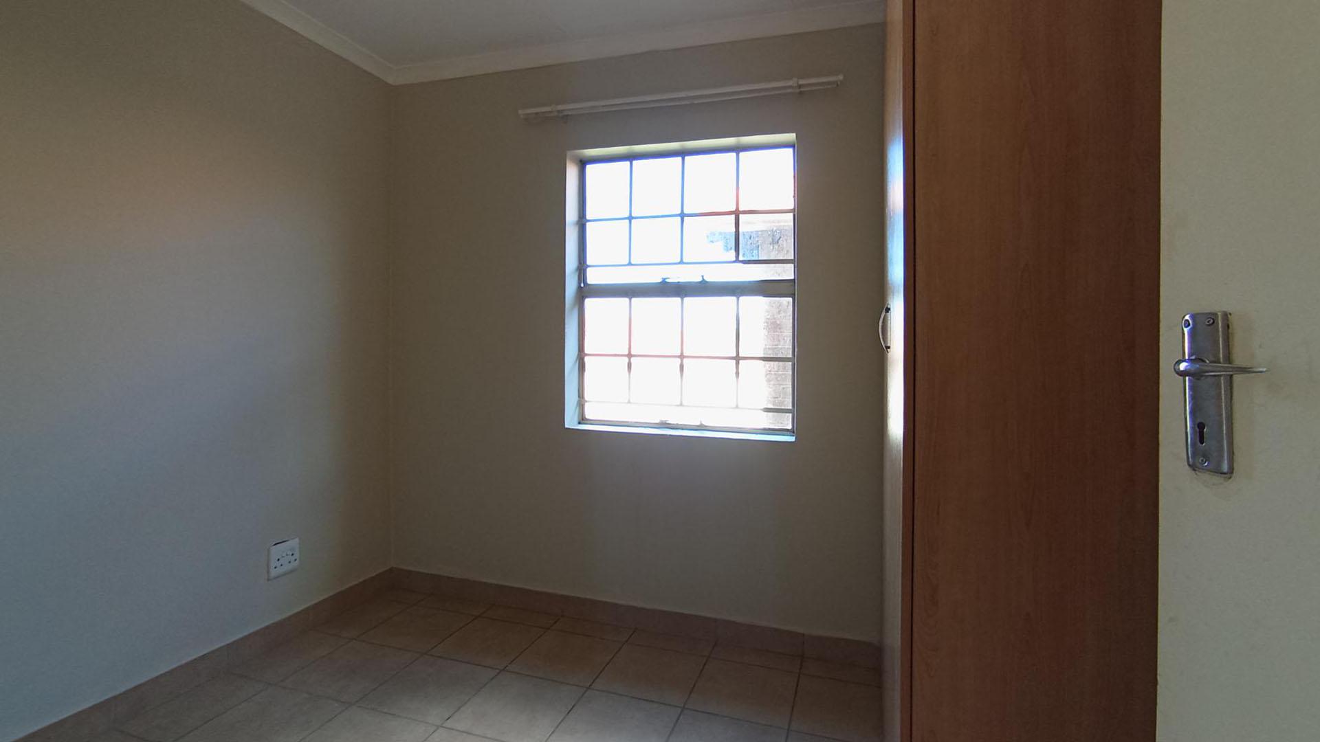 Bed Room 2 - 7 square meters of property in Olievenhoutbos