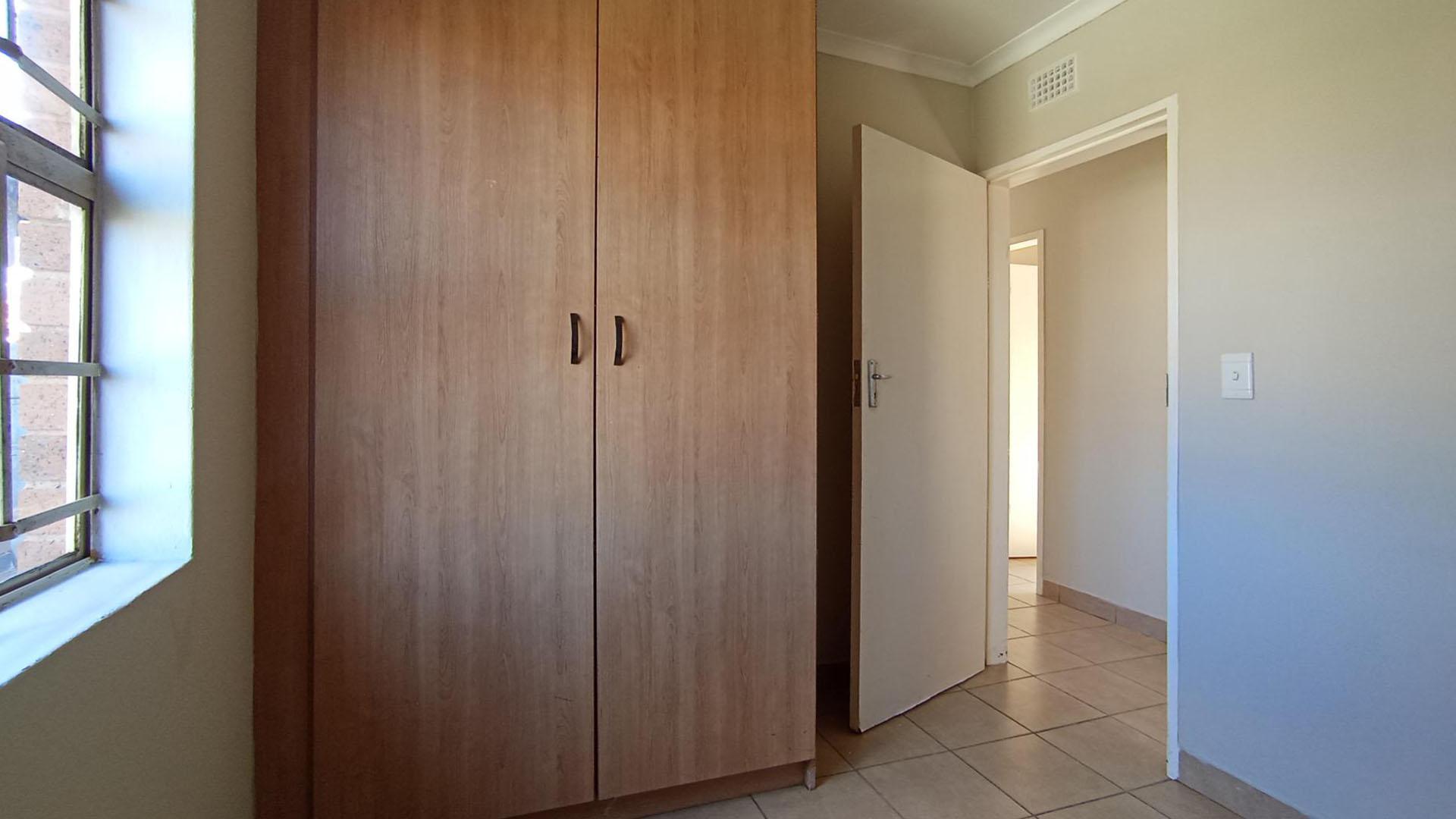 Bed Room 2 - 7 square meters of property in Olievenhoutbos