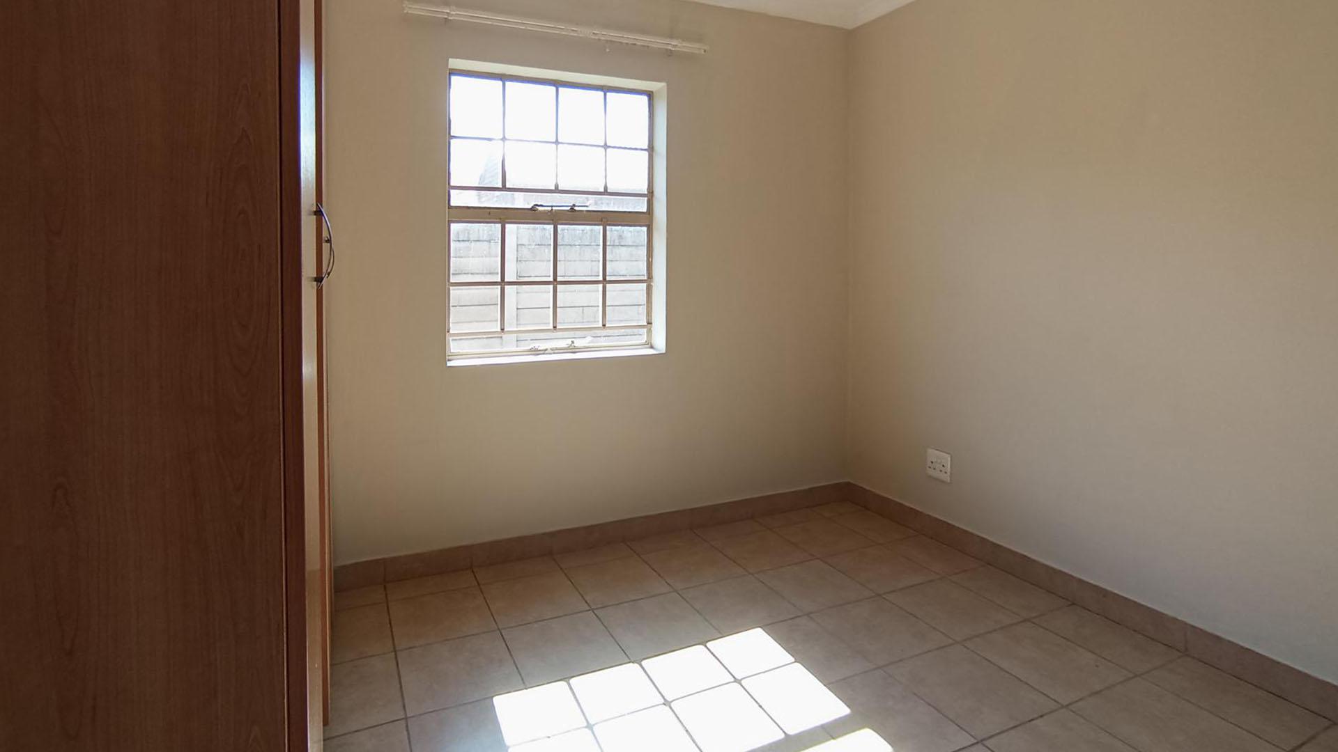 Main Bedroom - 11 square meters of property in Olievenhoutbos