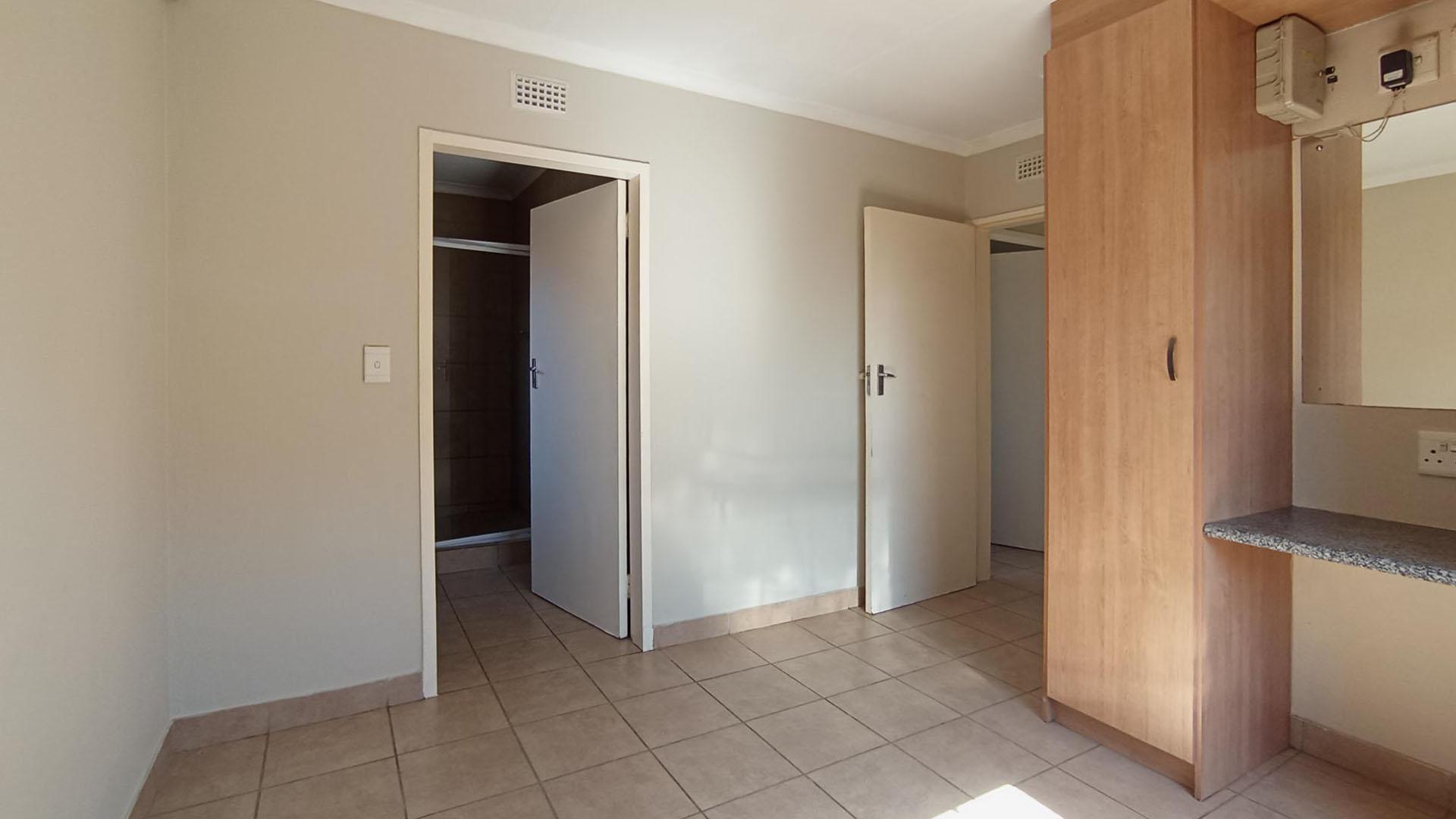 Main Bedroom - 11 square meters of property in Olievenhoutbos