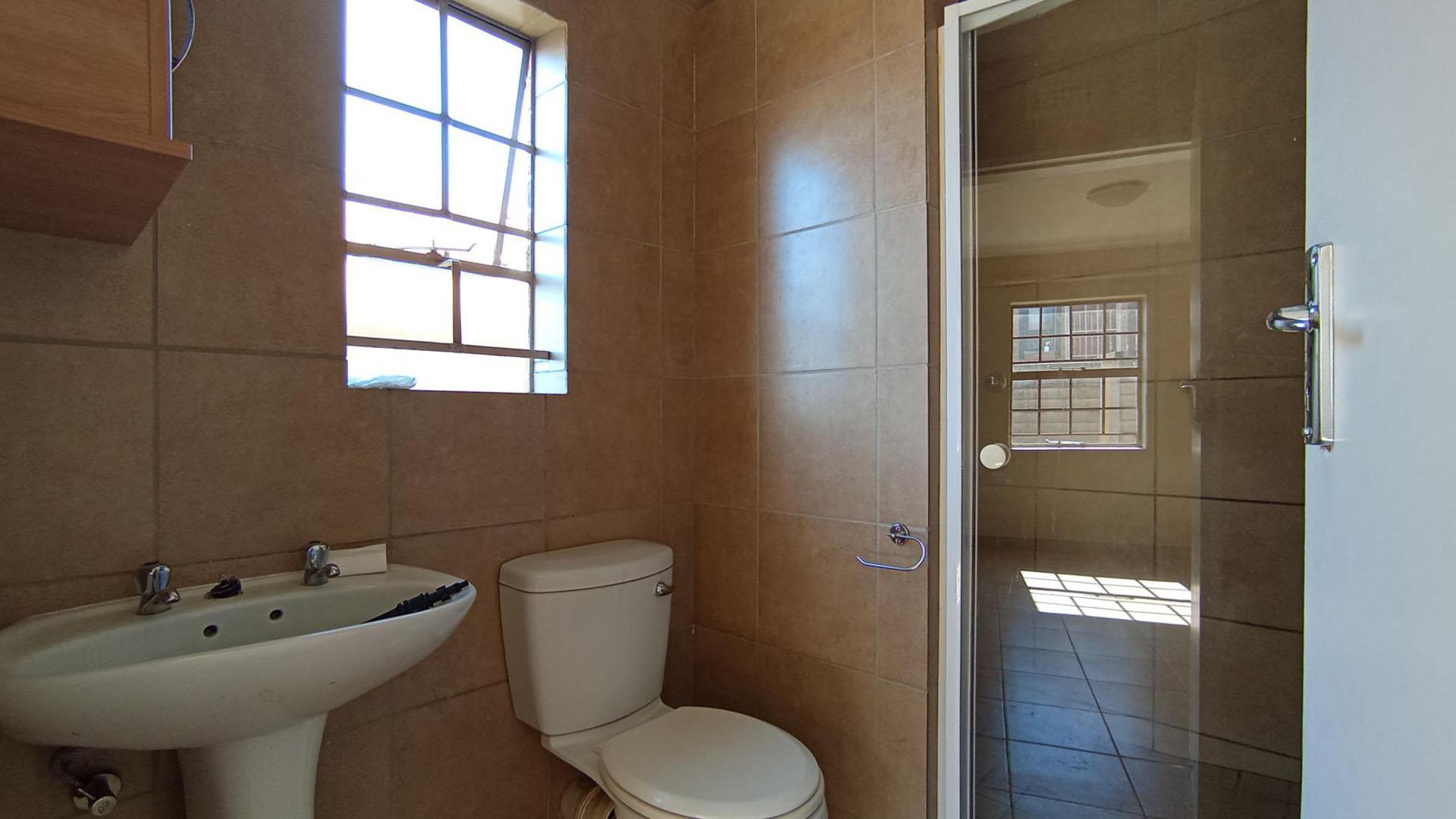 Main Bathroom - 4 square meters of property in Olievenhoutbos
