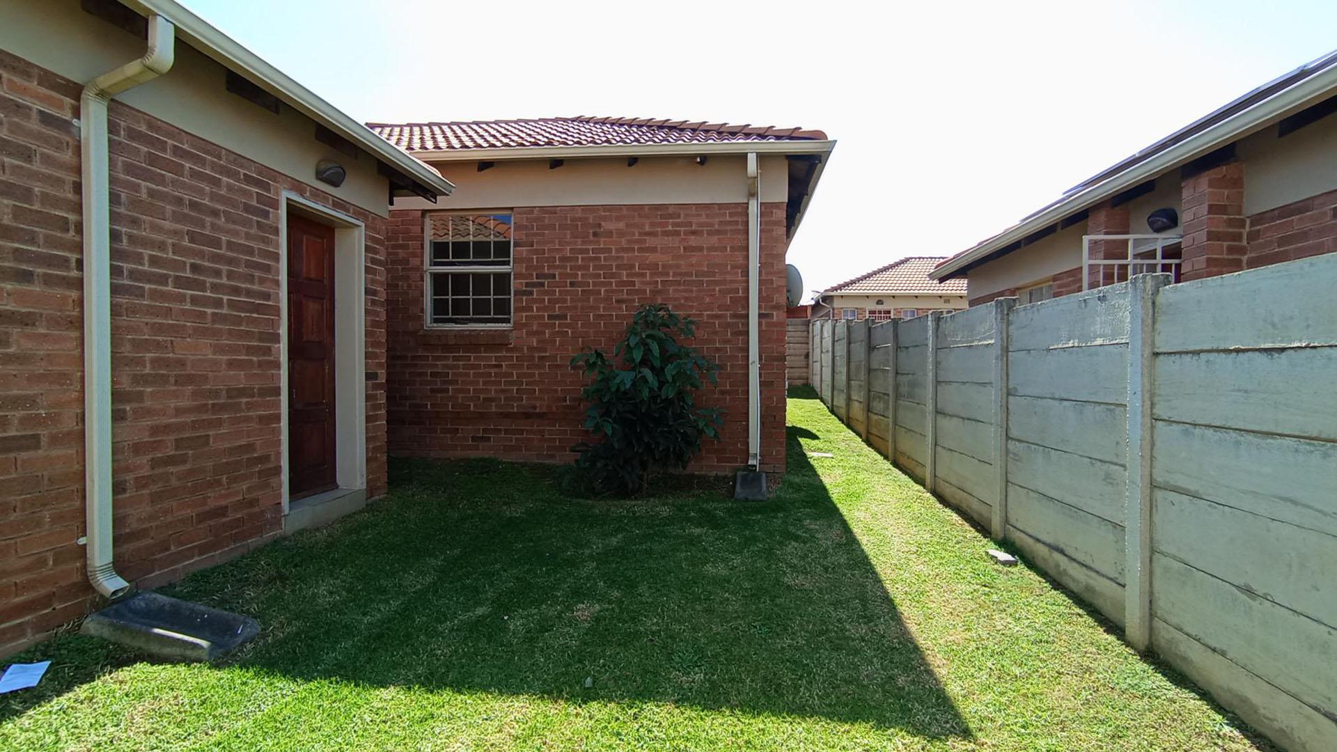 Front View of property in Olievenhoutbos