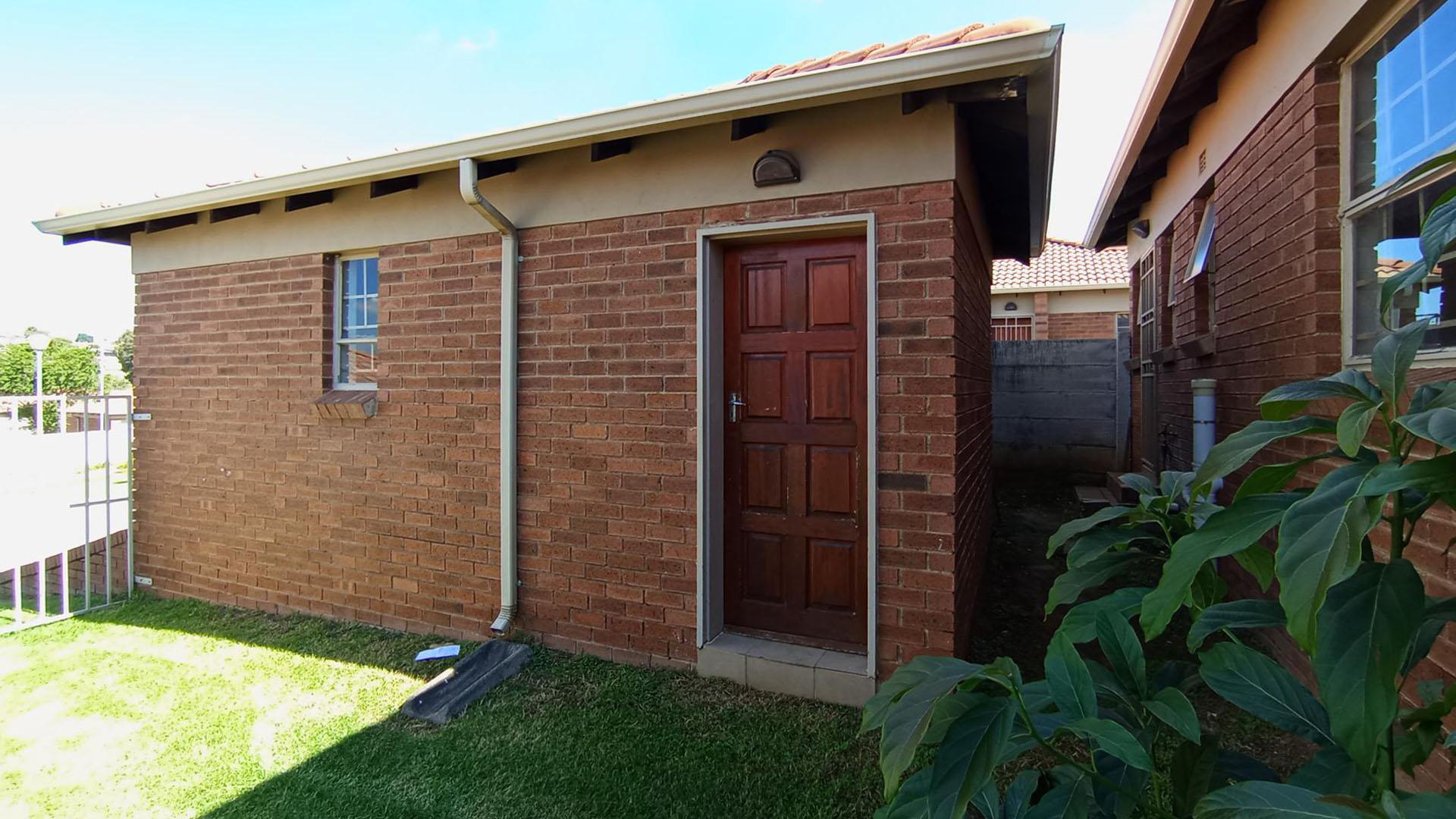 Garage - 16 square meters of property in Olievenhoutbos