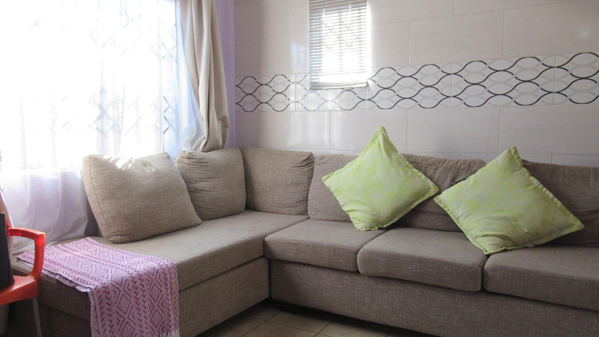 Lounges - 13 square meters of property in Zandspruit