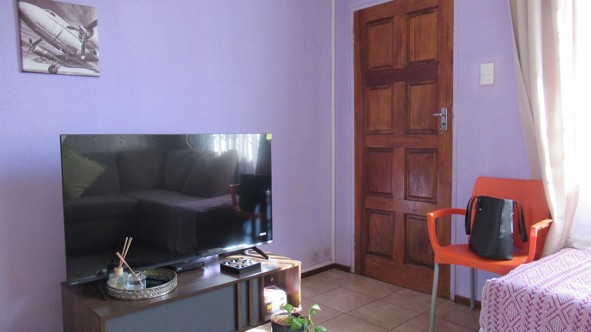 Lounges - 13 square meters of property in Zandspruit