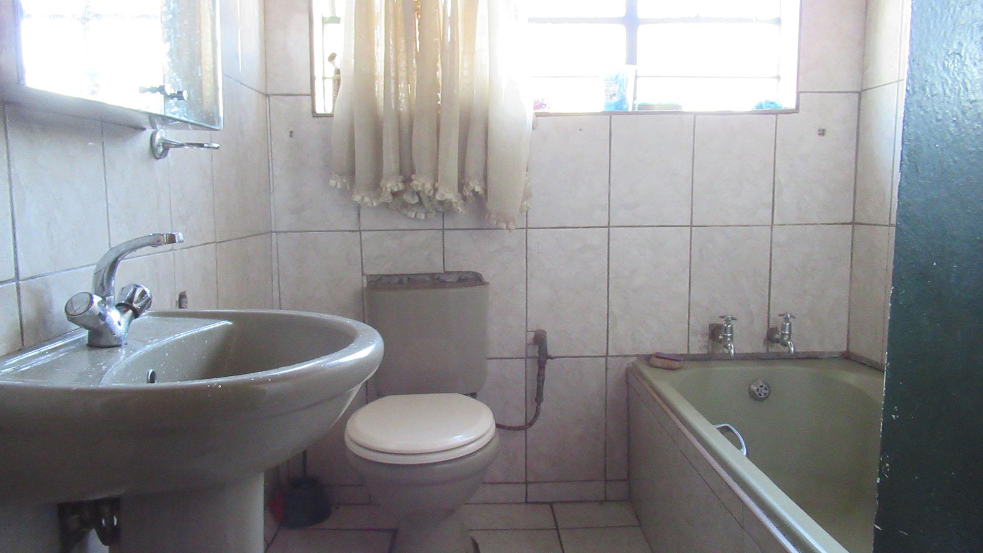 Bathroom 1 - 3 square meters of property in New Modder