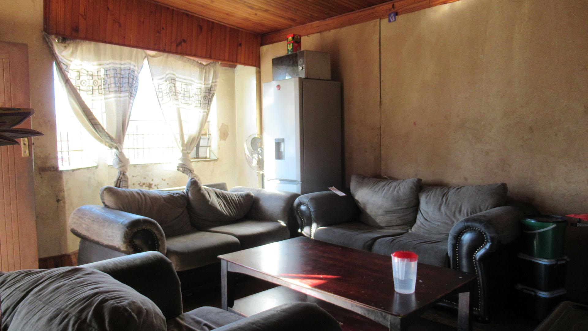 Lounges - 38 square meters of property in New Modder