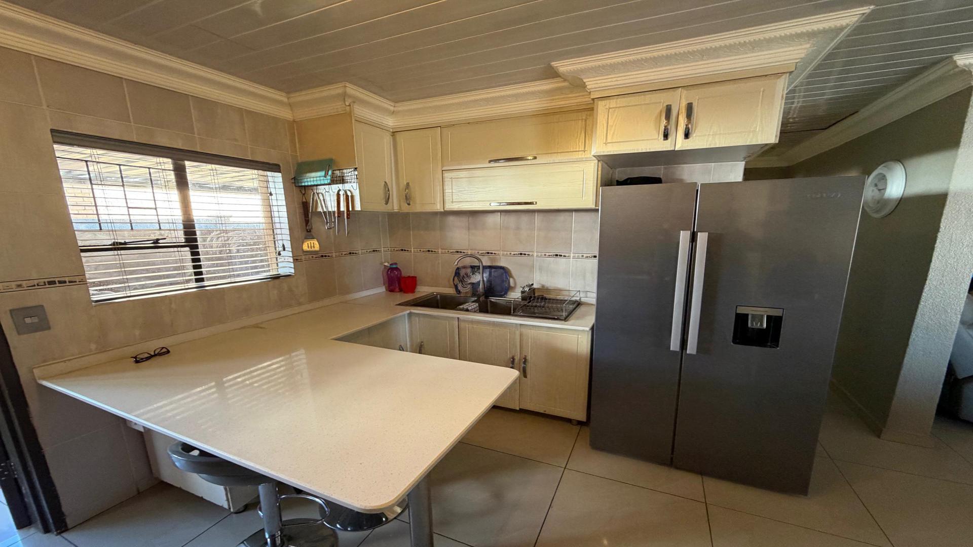 Kitchen of property in Bendor