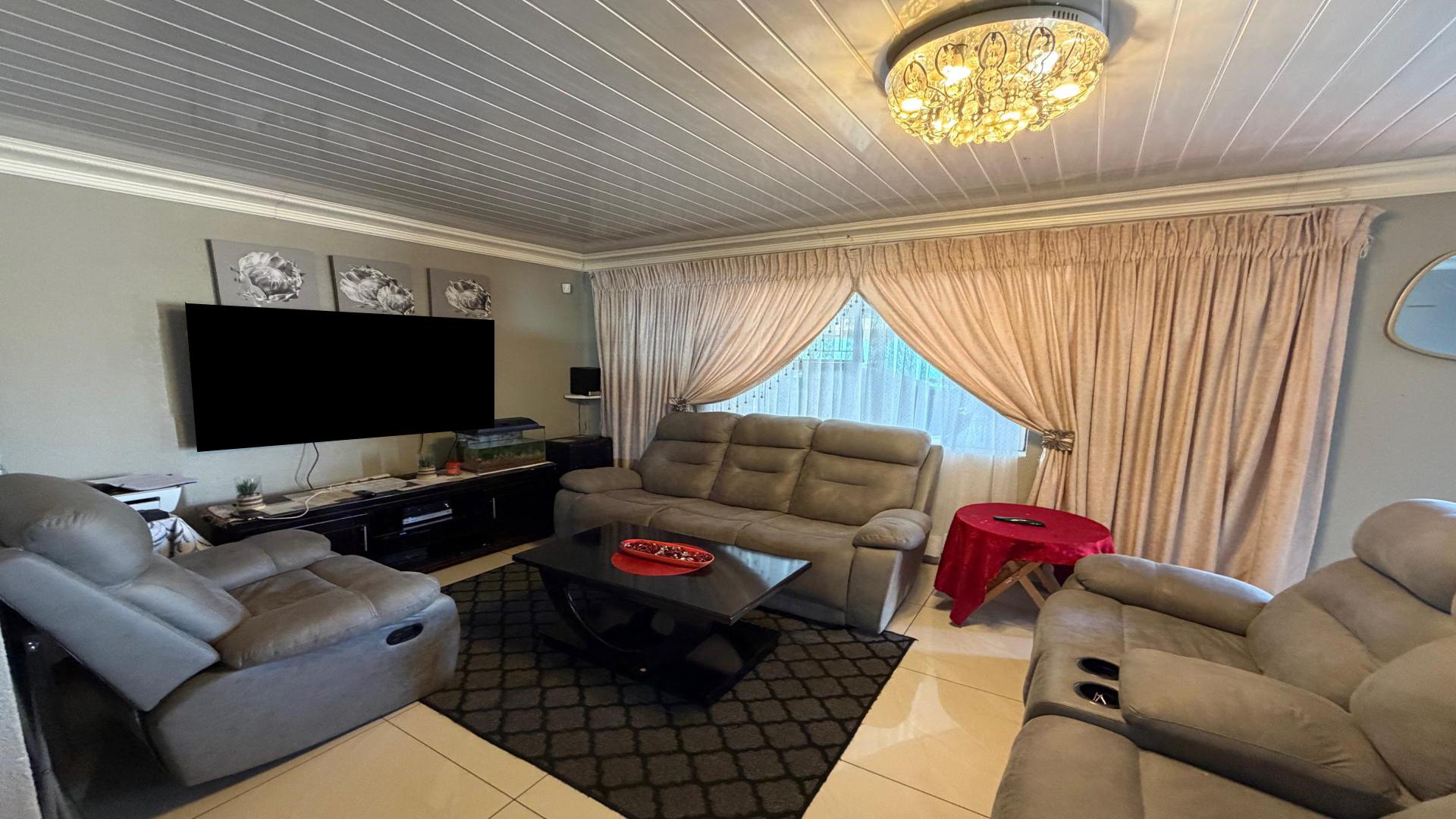 Lounges of property in Bendor