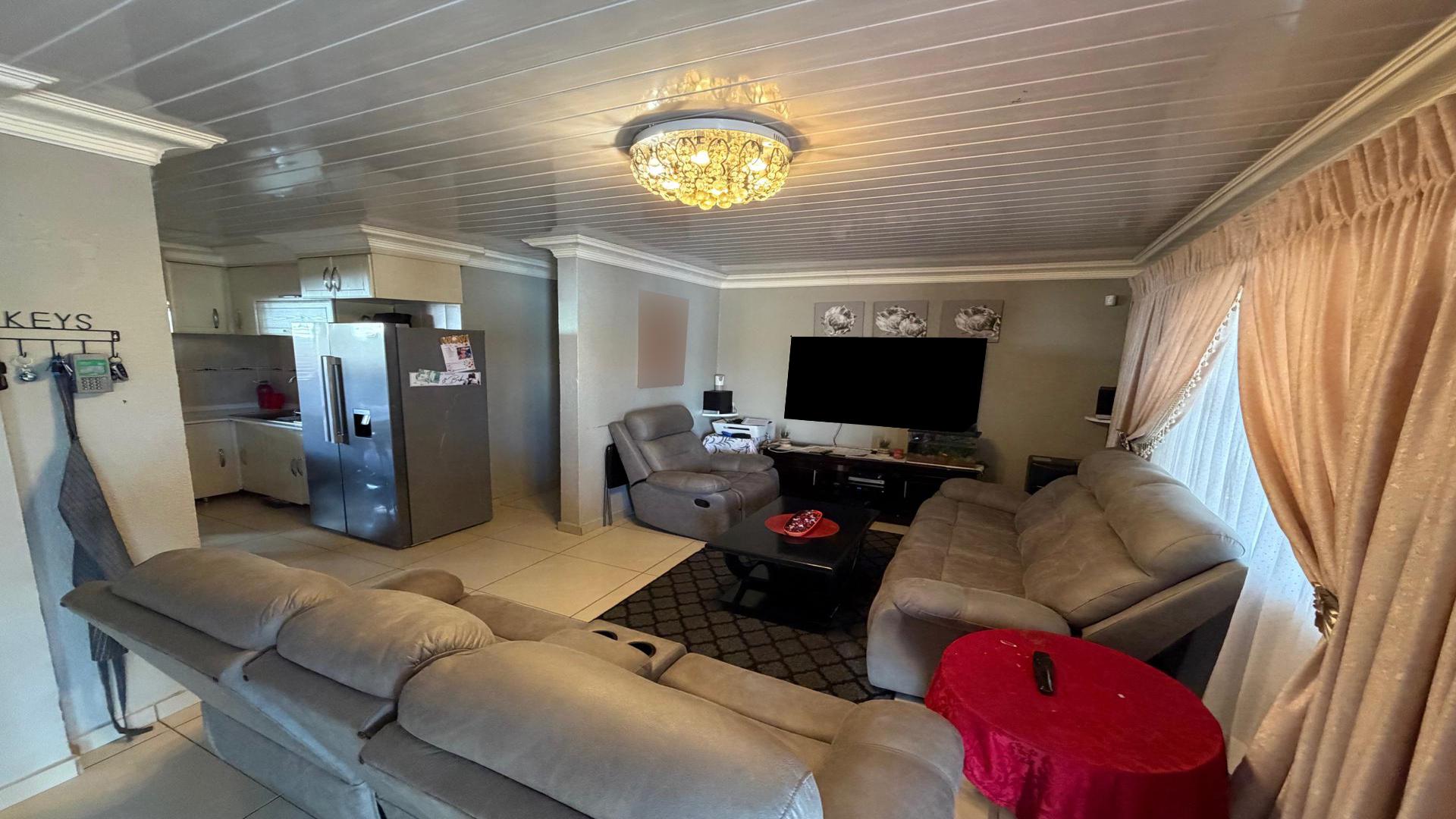 Lounges of property in Bendor