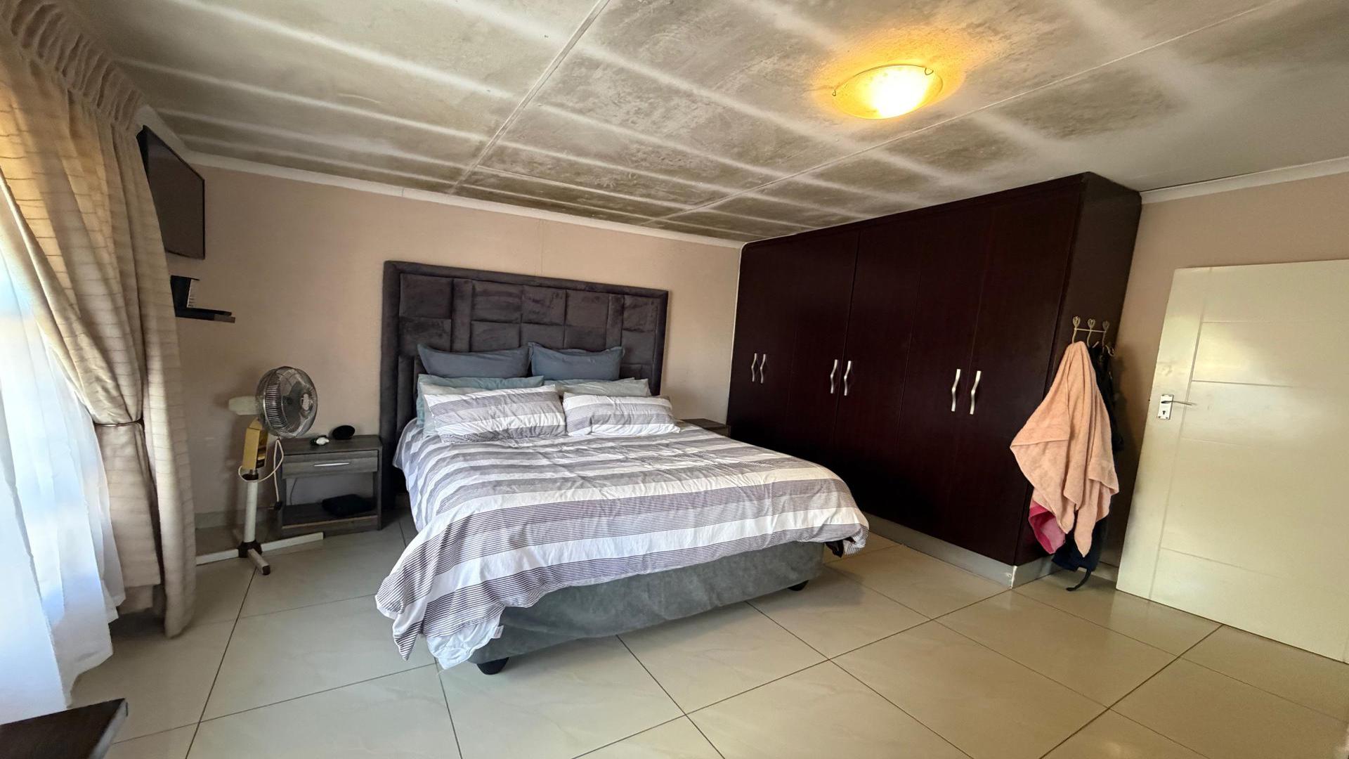 Bed Room 1 of property in Bendor