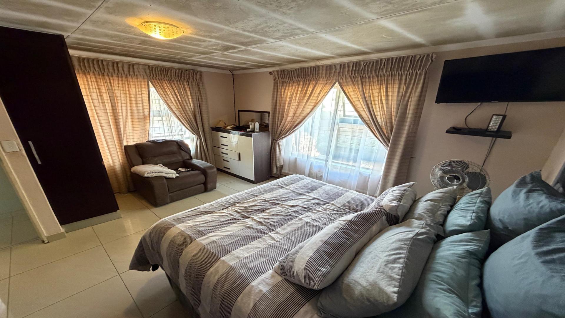 Bed Room 1 of property in Bendor