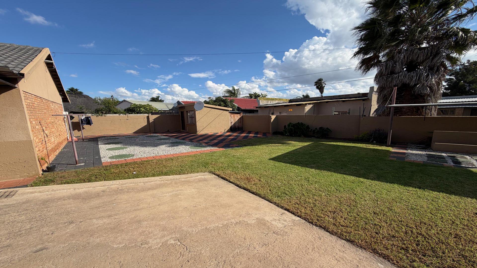 Backyard of property in Bendor
