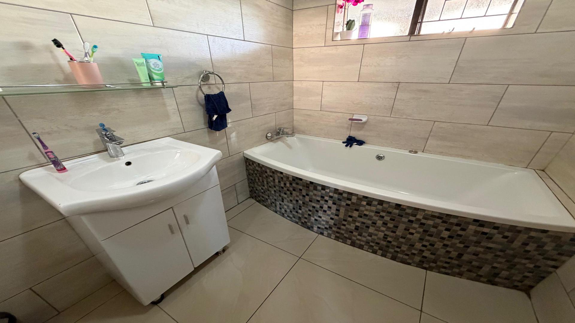 Bathroom 1 of property in Bendor