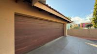 Garage of property in Bendor