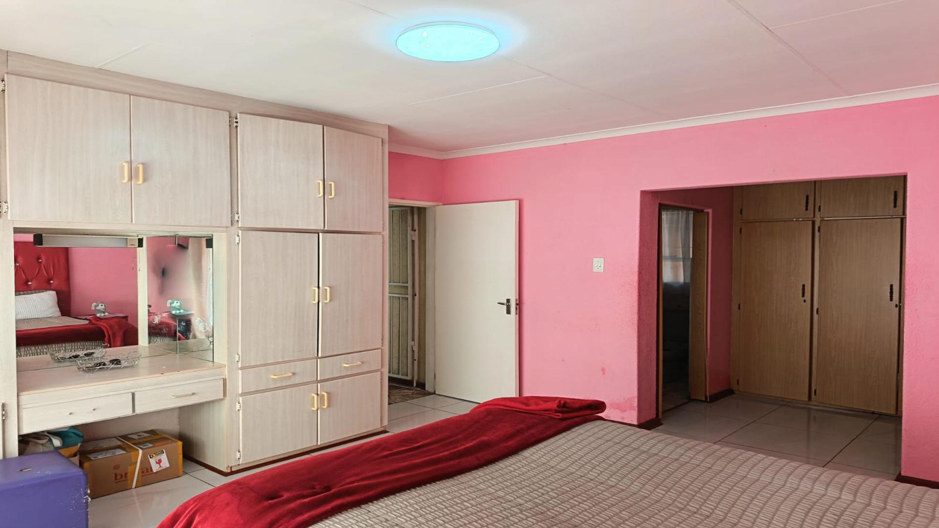 Bed Room 1 of property in Randpoort