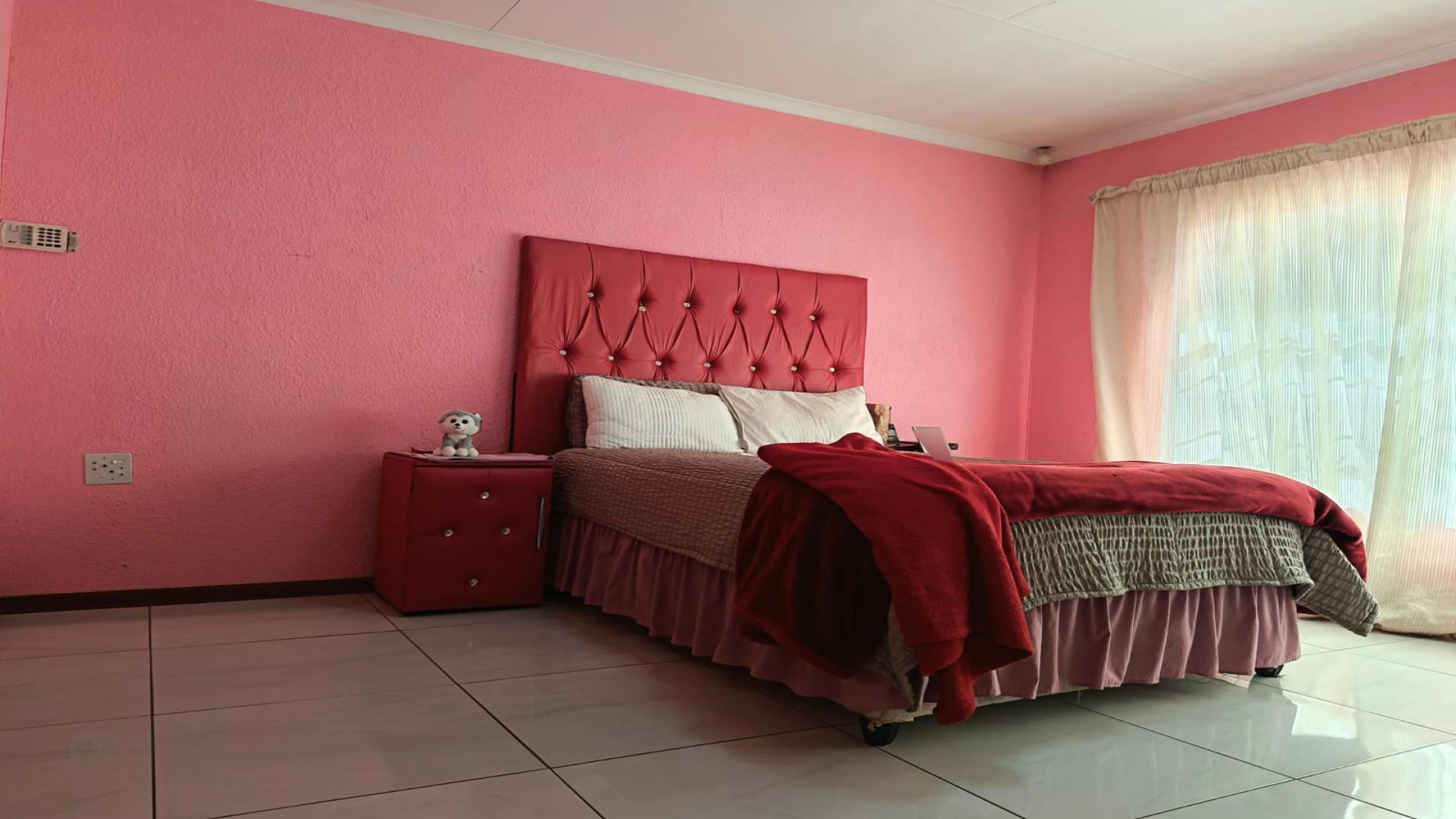Bed Room 1 of property in Randpoort