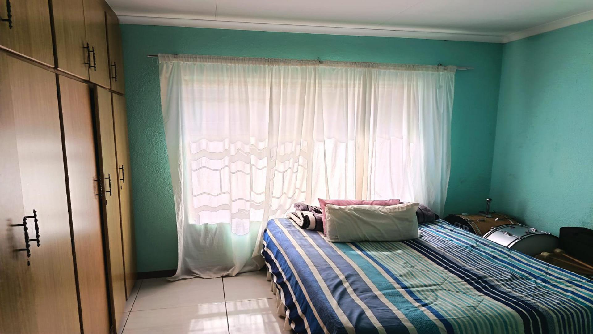 Bed Room 2 of property in Randpoort