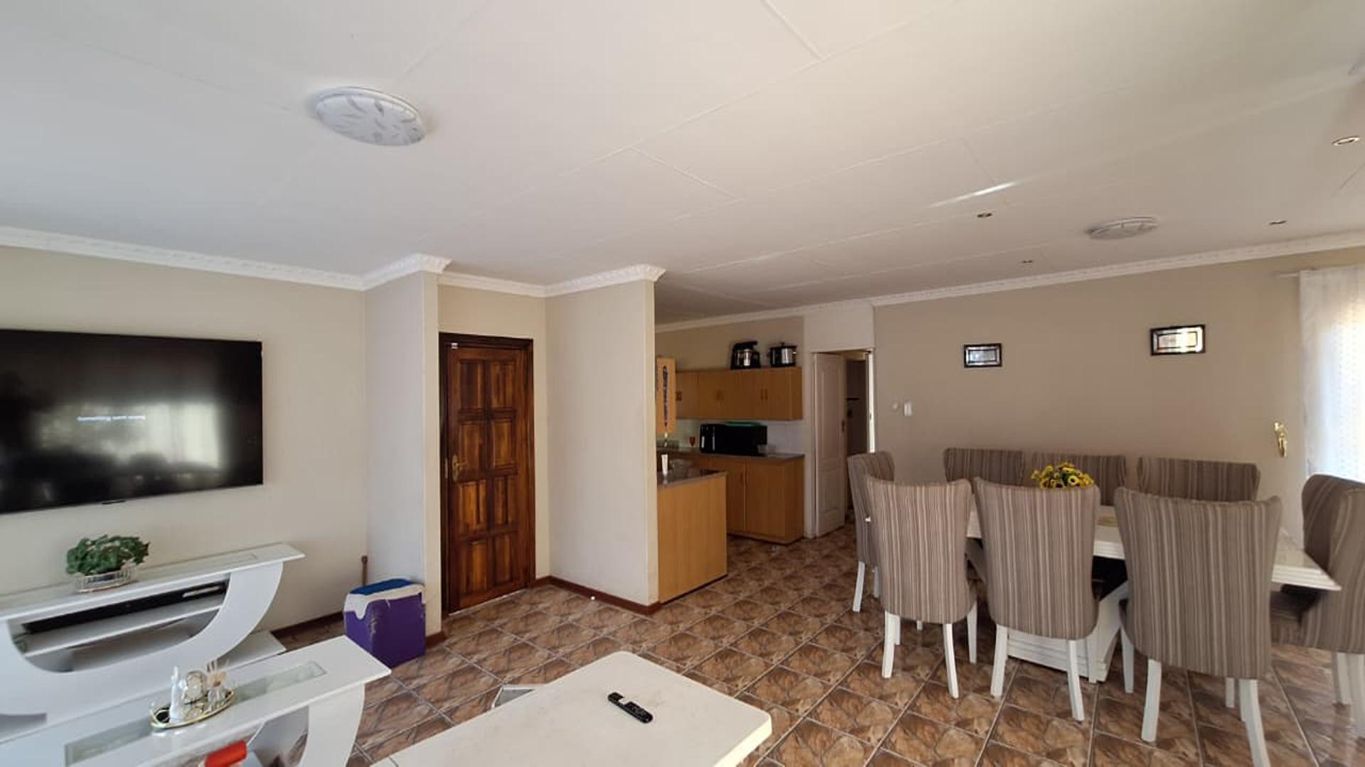 Lounges - 30 square meters of property in Randpoort