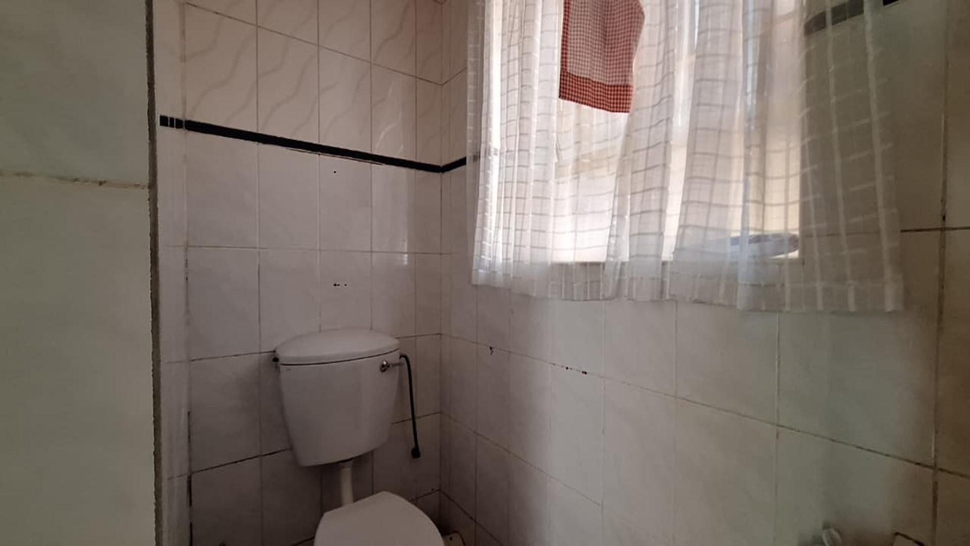 Bathroom 1 - 5 square meters of property in Randpoort