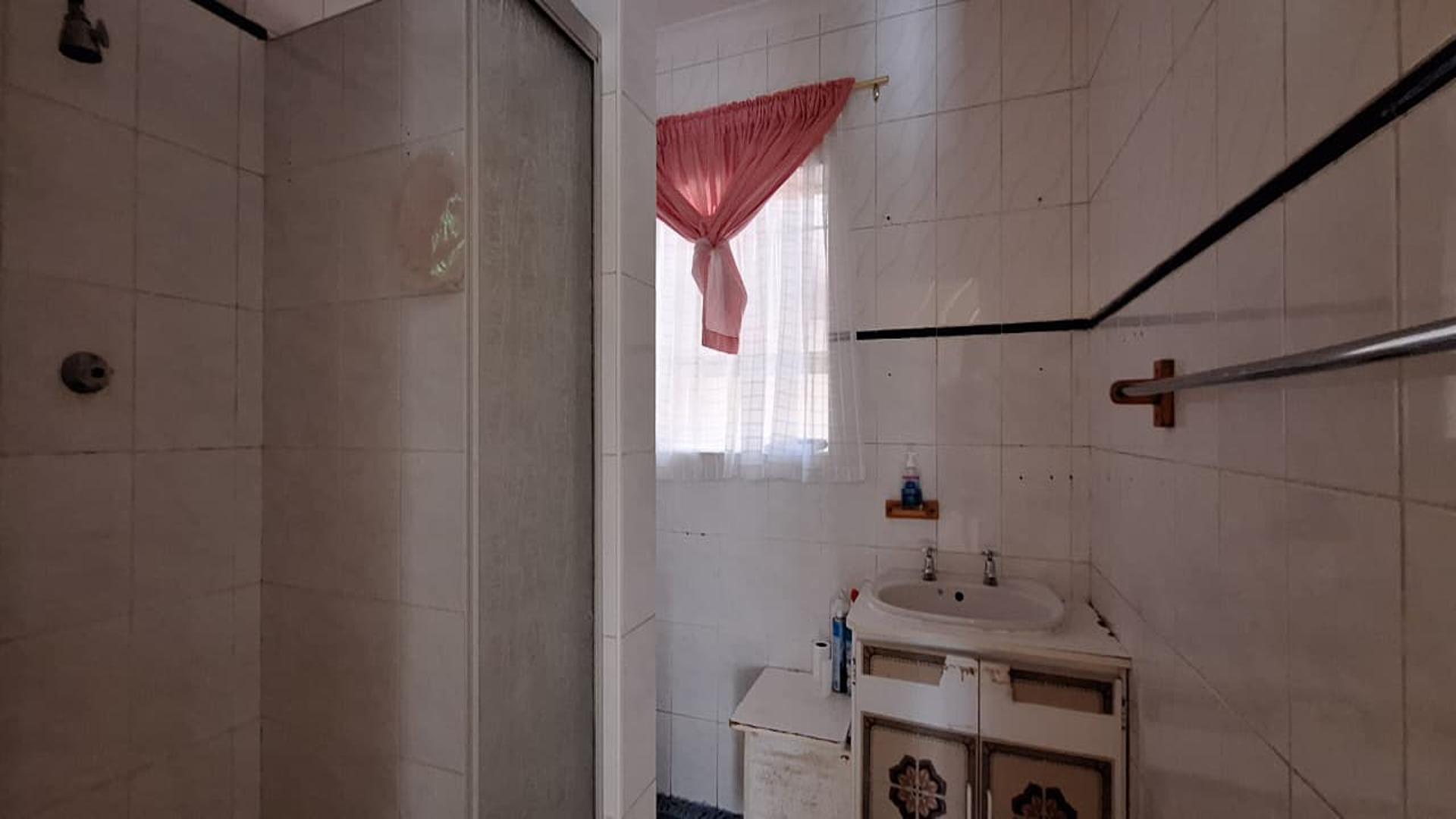 Bathroom 1 - 5 square meters of property in Randpoort