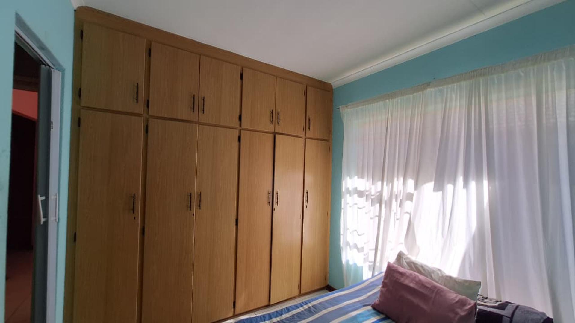 Bed Room 1 - 13 square meters of property in Randpoort