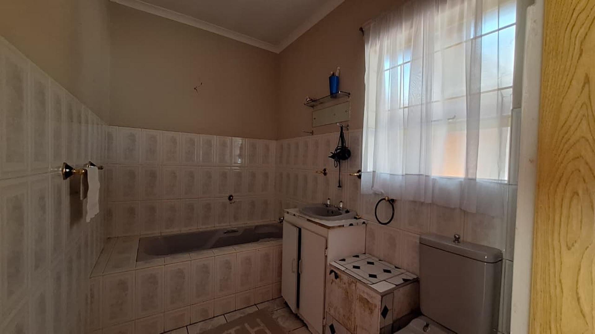 Main Bathroom - 8 square meters of property in Randpoort