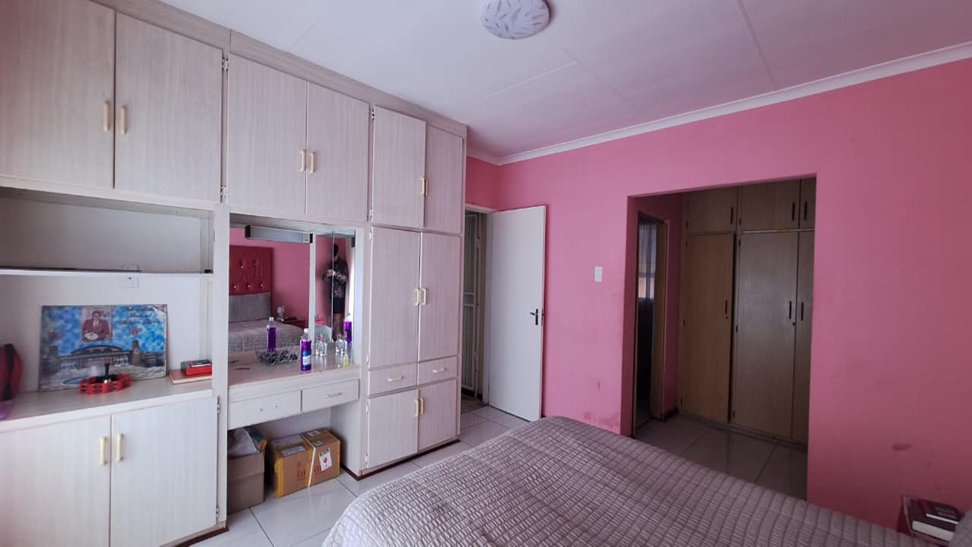 Main Bedroom - 26 square meters of property in Randpoort